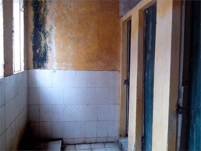 Nhà vệ sinh công cộng, dùng chung cho nhiều hộ dân.