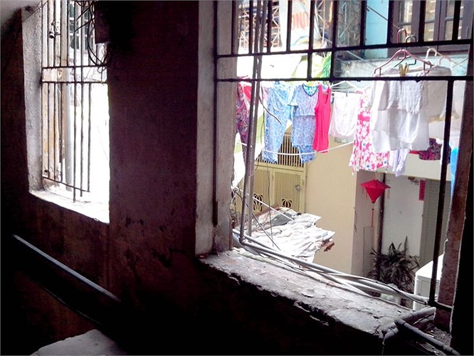 Ô cửa sổ trống vì thép đã han gỉ và đứt gãy khiến việc đột nhập của kẻ gian vào các khu nhà thêm dễ dàng.