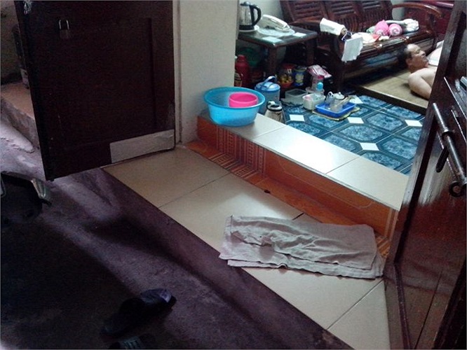 Do nền thấp hơn đường nên mỗi khi trời mưa, khu tập thể đều bị ngập, các hộ tầng một phải xây cửa cao để chống nước vào nhà.