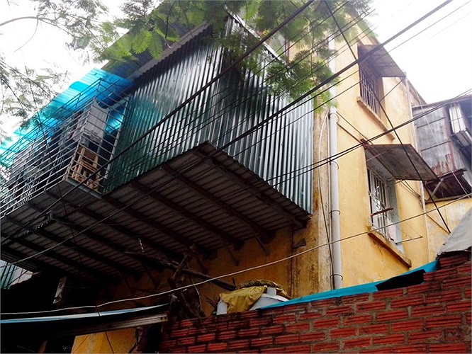 Đa số các khu nhà tập thể đều phải gánh trên mình các 'chuồng cọp'.