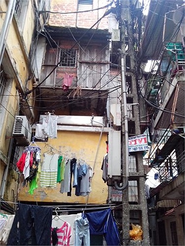 Sự nhếch nhác, nguy hiểm bên trong một khu tập thể.