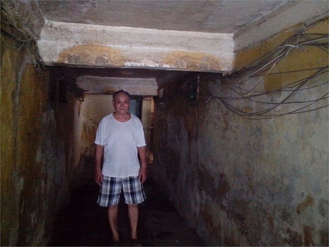 Lối vào một nhà tập thể ở khu Giảng Võ như lối vào hang động, ẩm thấp và tối tăm...