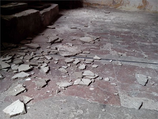 Trần rơi từng mảnh trong khu nhà...