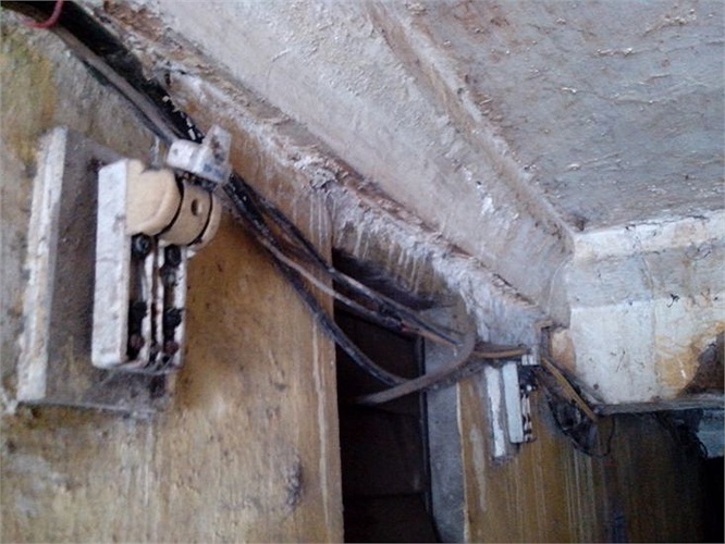 Hệ thống điện sơ sài và nguy hiểm, không có hệ thống phòng cháy chữa cháy ở bất kỳ khu nhà tập thể nào.