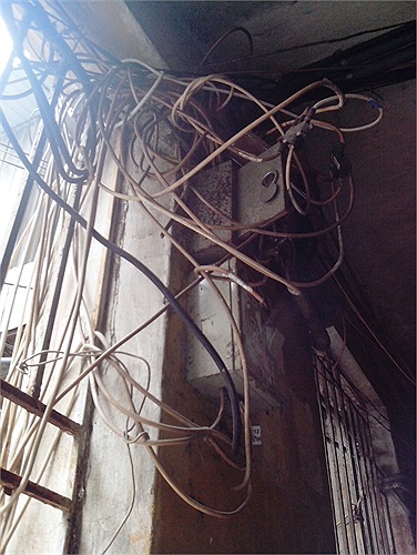 Hệ thống điện sơ sài và nguy hiểm, không có hệ thống phòng cháy chữa cháy ở bất kỳ khu nhà tập thể nào.