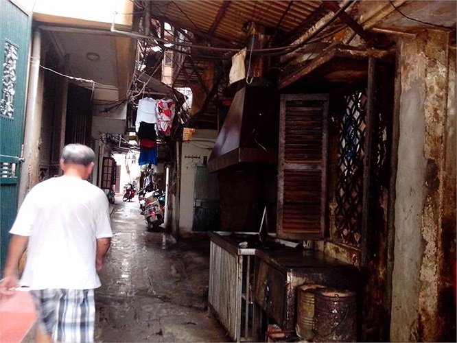 Lối vào khu tập thể chen chúc, ẩm thấp và ô nhiễm.