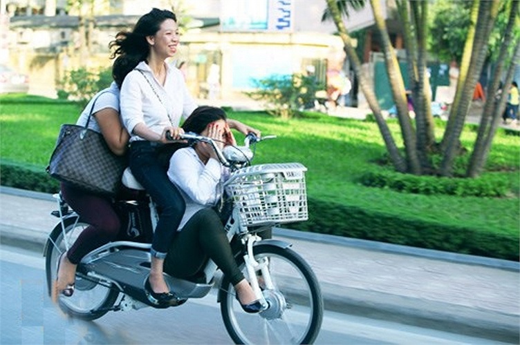 Nữ sinh kẹp 3 trên phố Nguyễn Chí Thanh, Hà Nội (Ảnh: Khám phá)