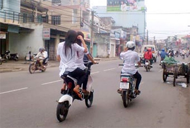 Yên xe đạp nâng lên cao, gây nguy hiểm khi lưu thông (Ảnh: Báo Đồng Nai)