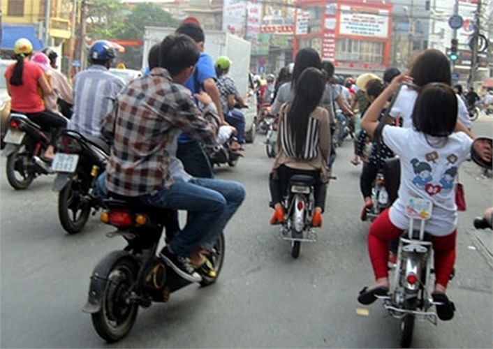 Số lượng xe đạp điện tăng nhanh mỗi ngày, nhưng hầu hết người ngồi trên xe đạp điện không đội MBH- (Ảnh: TNO)