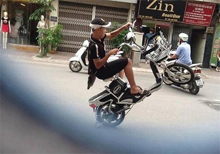 Làm xiếc với xe đạp điện trên đường phố 