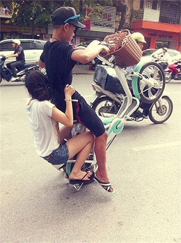 Cú bốc đầu 'ngoạn mục' khiến cả 2 gần như ngã ngửa