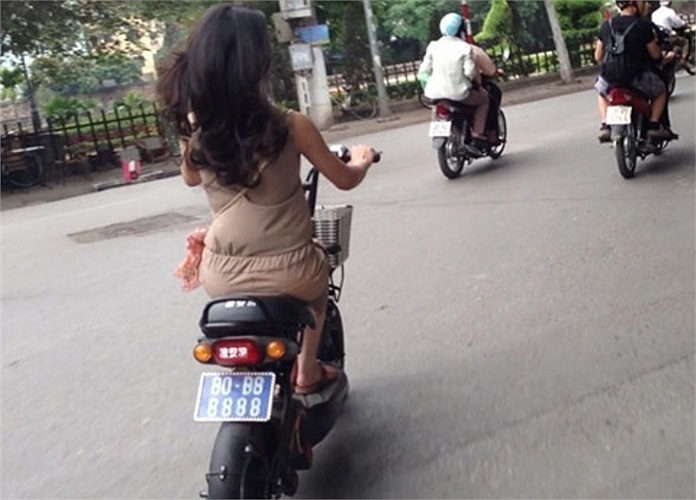 Cô gái đi xe đạp điện đeo biển số 'khủng' 80B-8888 (toàn phát) đoạn gần Văn Miếu, Hà Nội - (Ảnh: ANTĐ)