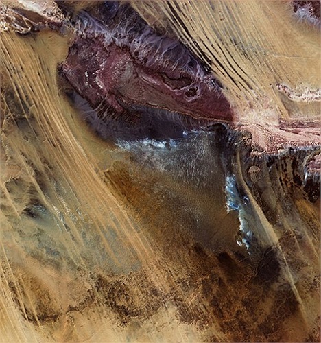 Đá đỏ và cát trên một sa mạc của Ai Cập