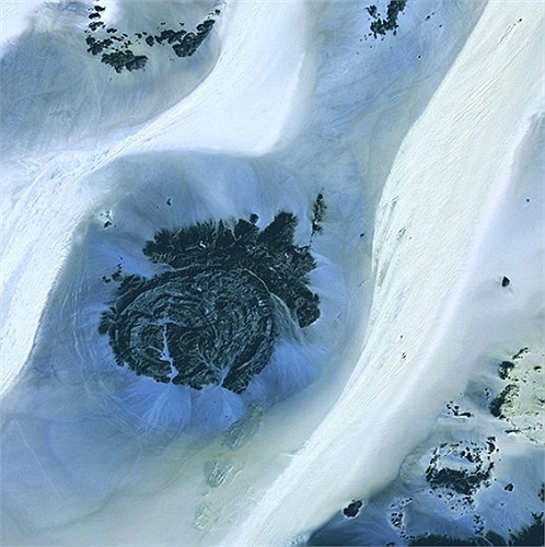 Đá và cát trên sa mạc cổ ở Libya