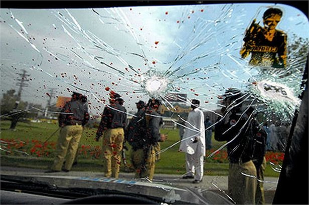 Xả súng vào xe chở ĐT cricket của Sri Lanka.