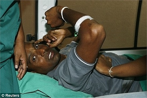 Còn Bộ trưởng Thể dục thể thao của Sri Lanka, thừa nhận có 5 VĐV và 1 HLV trên chiếc xe chở đội tuyển cricket của nước này đã bị thương nặng.