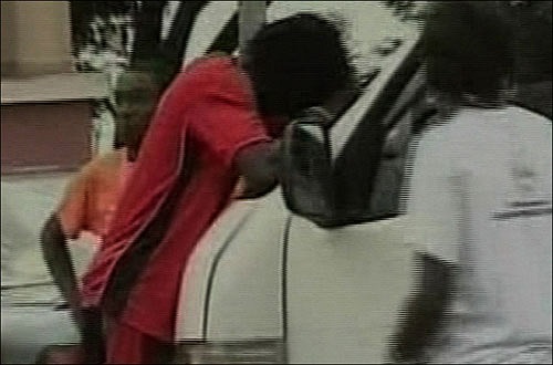 Ô tô chở đội Togo vừa qua biên giới được 30 phút thì bị phục kích. Đội trưởng Adebayor may mắn thoát nạn. Quá sốc, anh tuyên bố giã từ màu áo đội tuyển