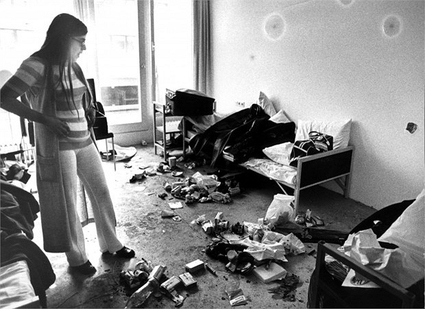 Sau đấy, nhóm khủng bố đưa 9 VĐV còn lại ra sân bay Munich, yêu cầu cảnh sát cung cấp máy bay để tẩu thoát, đồng thời tiếp tục yêu sách đòi trả tự do cho các tù nhân Palestine.