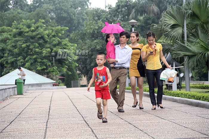 Sáng sớm nay, anh Nguyễn Đình Nam (cha của bé Linh Chi) đã đưa bé và cả gia đình đi thăm Lăng Bác theo đúng nguyện vọng của cô bé (Ảnh: Phạm Thịnh)