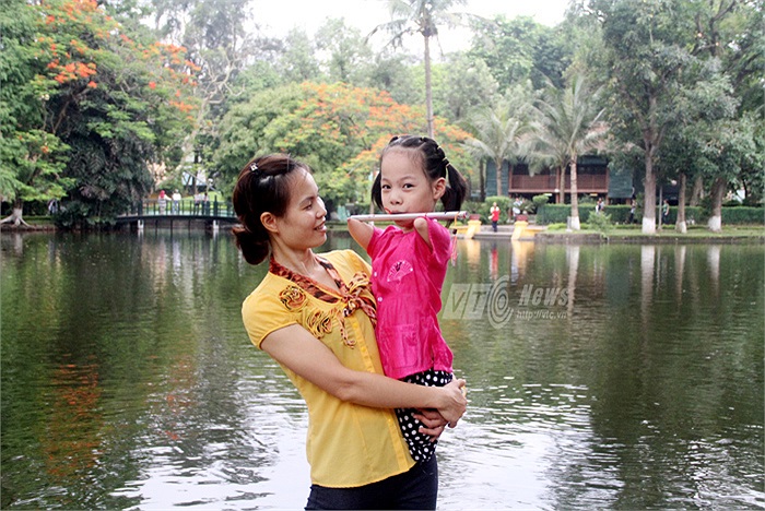 Hai mẹ con cùng lưu lại những kỷ niệm khi lần đầu tiên được thăm Lăng Bác