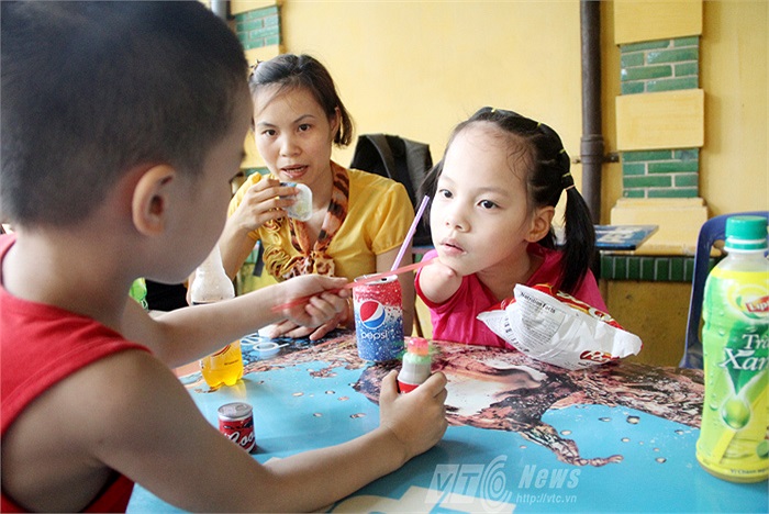 Linh Chi cũng tỏ ra người lớn khi thường xuyên nhường nhịn cậu em trai tinh nghịch