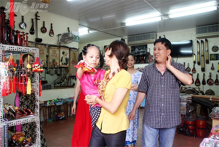 Nhiều chủ tiệm lưu niệm còn mời Linh Chi vào gian hàng để hỏi thăm và tặng em những món quà nhỏ