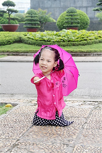 Cô bé này cũng rất thích thú khi lần đầu tiên được về thăm Lăng Bác