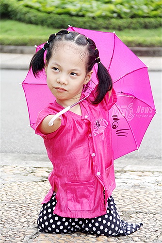 Linh Chi cũng rất tinh nghịch khi tạo dáng cùng chiếc ô màu hồng bên Lăng Bác (Ảnh: Phạm Thịnh)