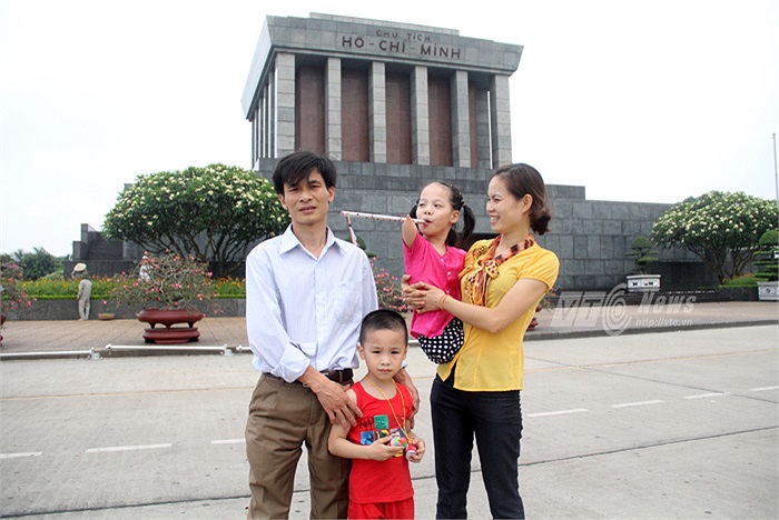 Từ khi mua được cây sáo tại quầy lưu niệm, bé Linh Chi không chịu rời tay món đồ thú vị này. Khi chụp ảnh kỷ niệm cùng gia đình, bé Linh Chi vẫn cầm cây sáo đùa nghịch