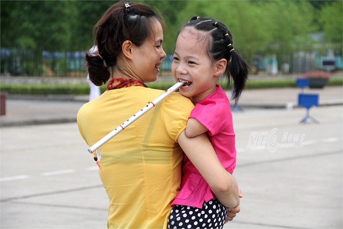 Cô bé rất sung sướng vì được xuống Hà Nội thăm Lăng Bác trong dịp này