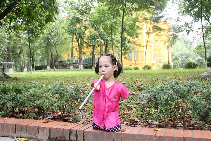 Cô bé cũng rất thích thú khi được chụp ảnh trước Phủ Chủ tịch