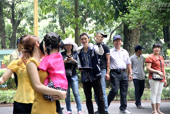 Du khách rất vui mừng khi được tiếp xúc với một cô bé giàu nghị lực