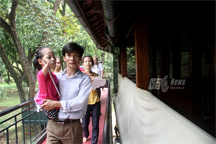 Linh Chi chăm chú nhìn các hiện vật được trưng bày ở Nhà sàn Bác Hồ