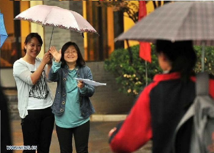 Một giáo viên tạm biệt và chúc học trò thi tốt.