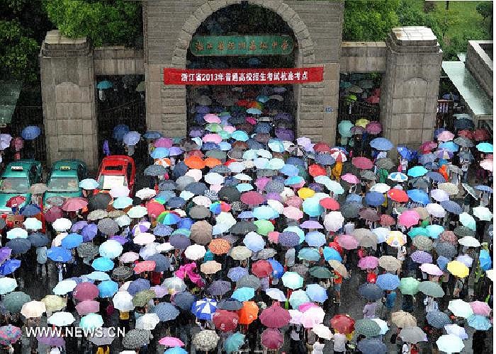 Mặc dù cơn mưa rất nặng hạt, nhưng đông đảo bậc phụ huynh vẫn đứng đợi con dưới mưa.
