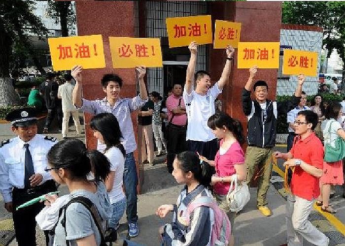 Người thân giơ các biểu ngữ động viên thí sinh.