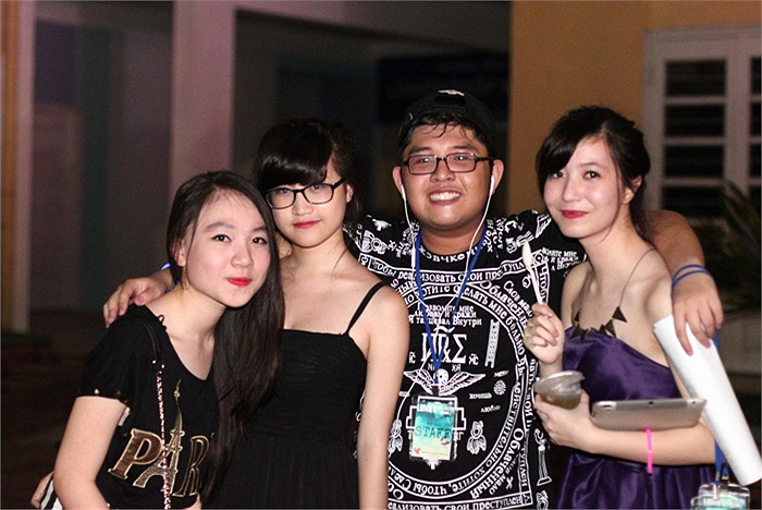 Mặc dù trời mưa nhưng các bạn trẻ trường THPT Lomonoxop vẫn cháy hết mình trong chương trình đêm tiệc cuối năm với những tiết mục tài năng đặc sắc. 