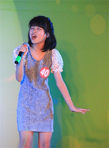 Là thí sinh nhỏ tuổi nhất cuộc thi, Khánh Hà mới học lớp 6 nhưng đã chứng tỏ được khả năng của mình không hề thua kém những thí sinh khác với chất giọng lạ