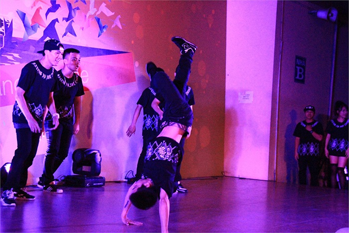 Tiết mục nhảy High high của nhóm nhảy SINE đồng thời là khách mời chương trình đã thu hút sự chú ý của toàn thể khán giả 