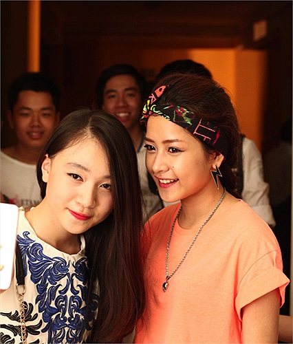 Trong đêm tiệc cuối năm, nhà trường còn tổ chức chung kết chương trình tài năng học sinh toàn trường. Trong đó, hotgirl xinh đẹp Chi Pu là một thành viên ban giám khảo