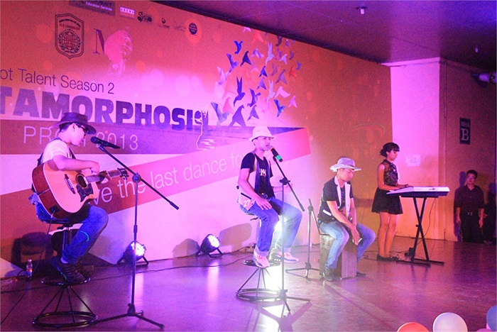 Ban nhạc của Đặng Hoàng Tùng tuy chỉ có 3 thành viên nhỏ tuổi nhưng đã thể hiện được khả năng chơi nhạc cụ piano và guitar rất thành thạo, hòa quyện với giọng nam chính trong ca khúc I’m yours. 