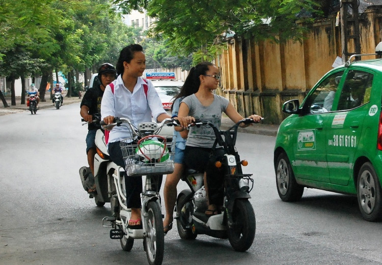 nữ sinh đi xe đạp điện