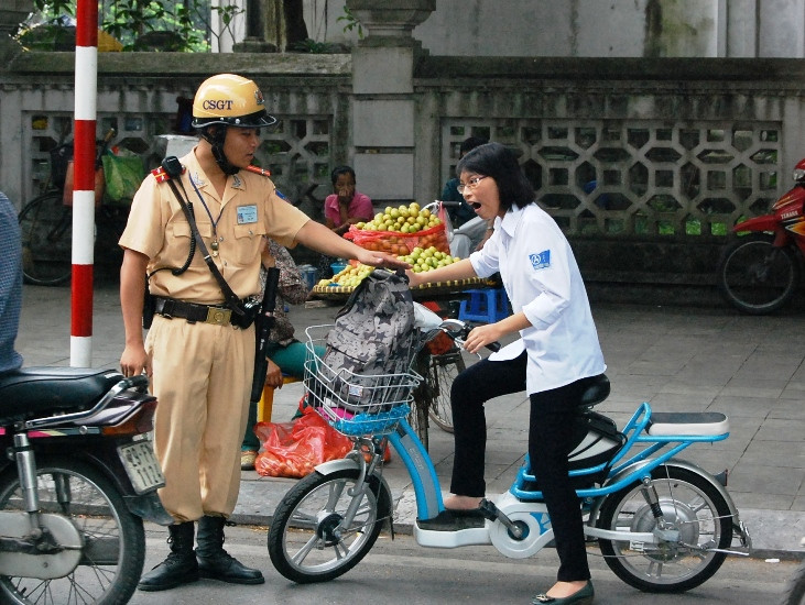 CSGT dừng xe vi phạm