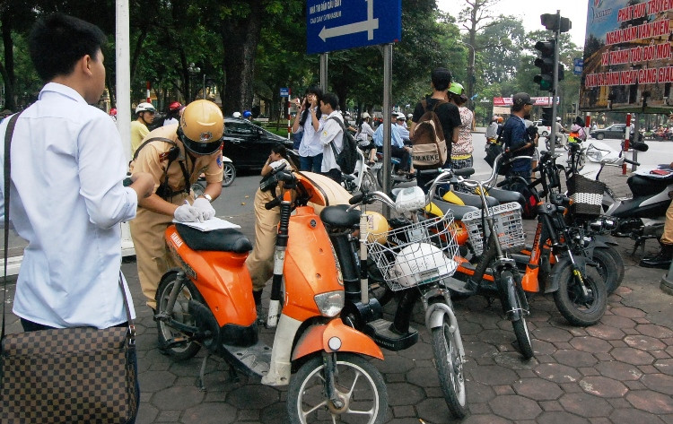 CSGT dừng xe vi phạm