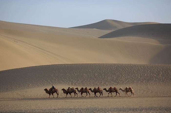 Hiện nay, ốc đảo hơn 2.000 năm tuổi này là điểm du lịch hấp dẫn đối với khách quốc tế, những người sẵn sàng cưỡi lạc đà đi tham quan những cồn cát khổng lồ xung quanh hồ nước nhỏ