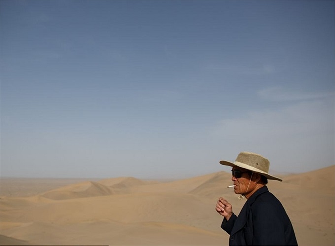 Xung quanh khu hồ nước bé nhỏ này hoàn toàn là sa mạc khô cằn