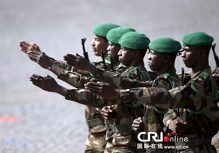 Hàng nghìn binh sỹ tham gia diễu binh rầm rộ mừng Quốc khánh Pháp hôm 14/7