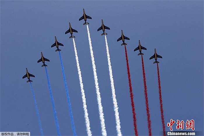 Màn trình diễn ấn tượng của 9 chiếc máy bay Pháp với ba màu xanh, trắng, đỏ của quốc kỳ Pháp