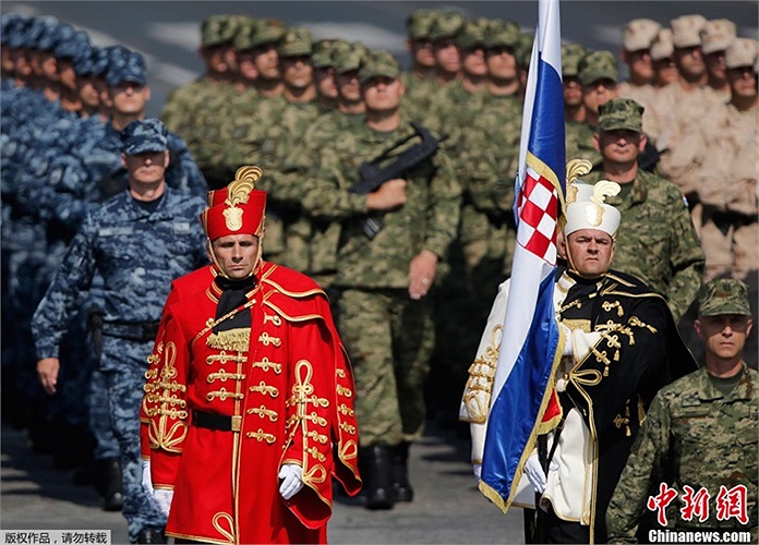 35 chiếc trực thăng từng tham gia các trận chiến và hoạt động vì mục đích dân sự cũng tham gia diễu hành