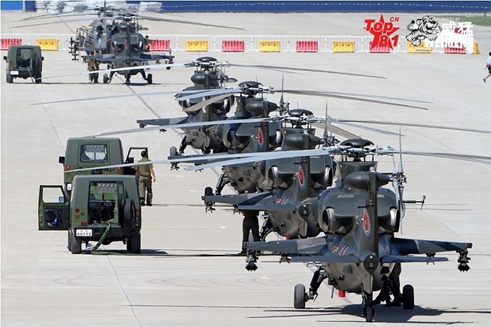 Đội hình trực thăng tấn công WZ-10 của Trung Quốc dàn hàng trên đường băng